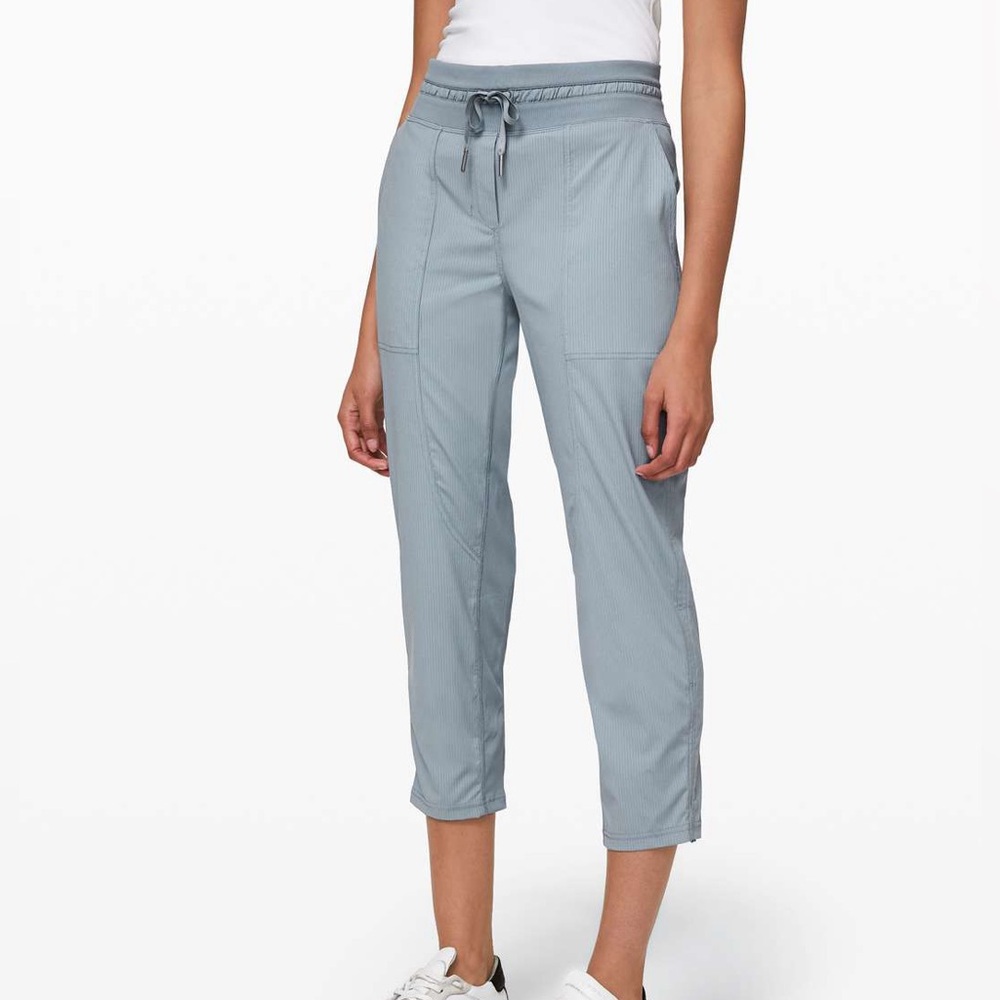Lululemon Dance Studio Crop 25"
Chambray
Size 4